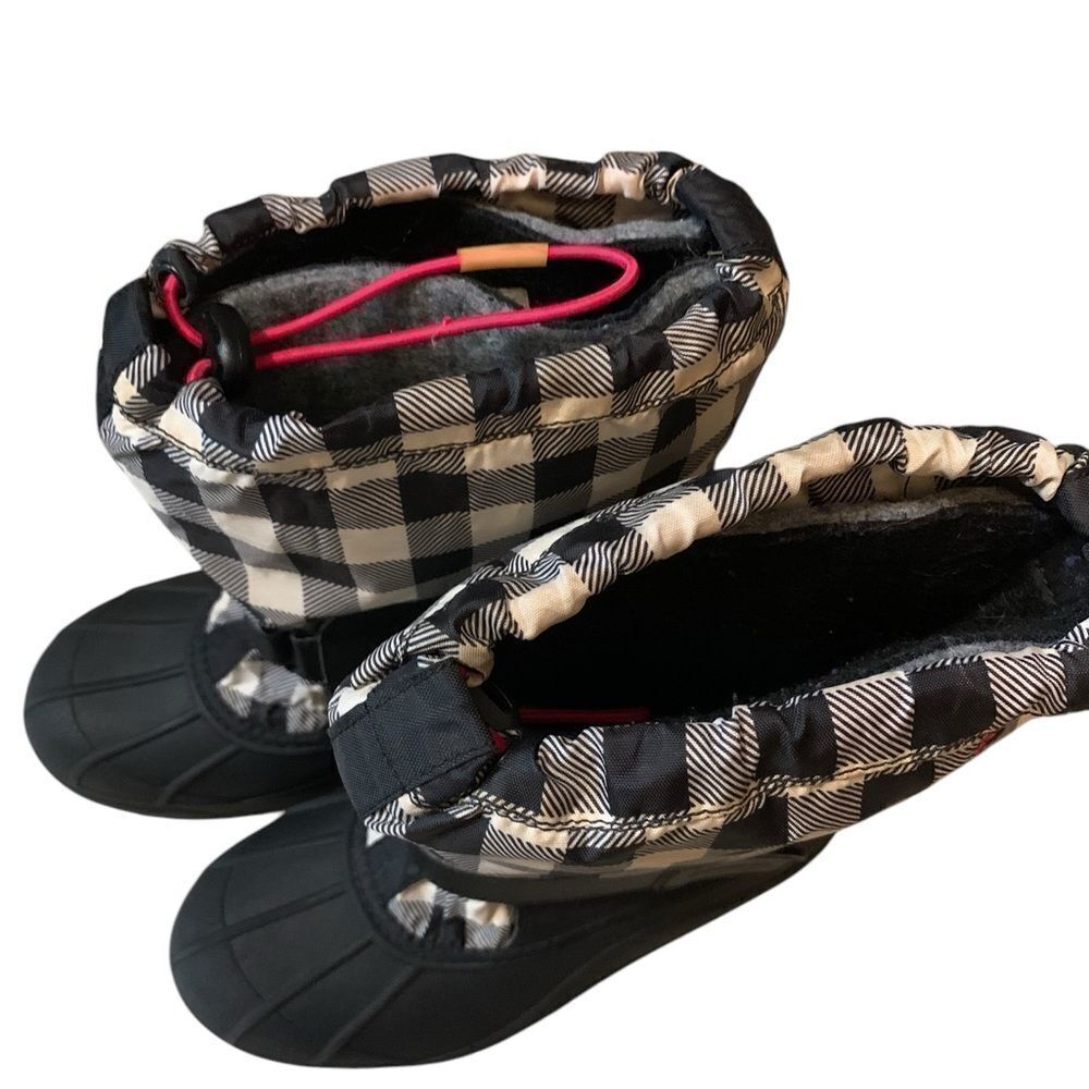 Columbia Snow Boots in Black & White, Size 5 - Picture 2 of 9